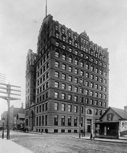 The New York Life Building stood at Minnesota and East 6th Street.