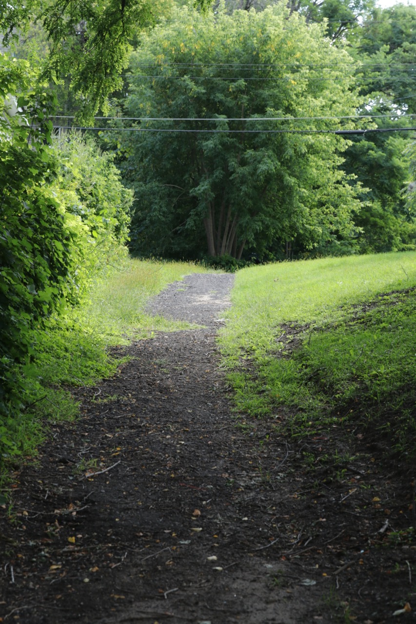 A path south out of the former Mounds Park.