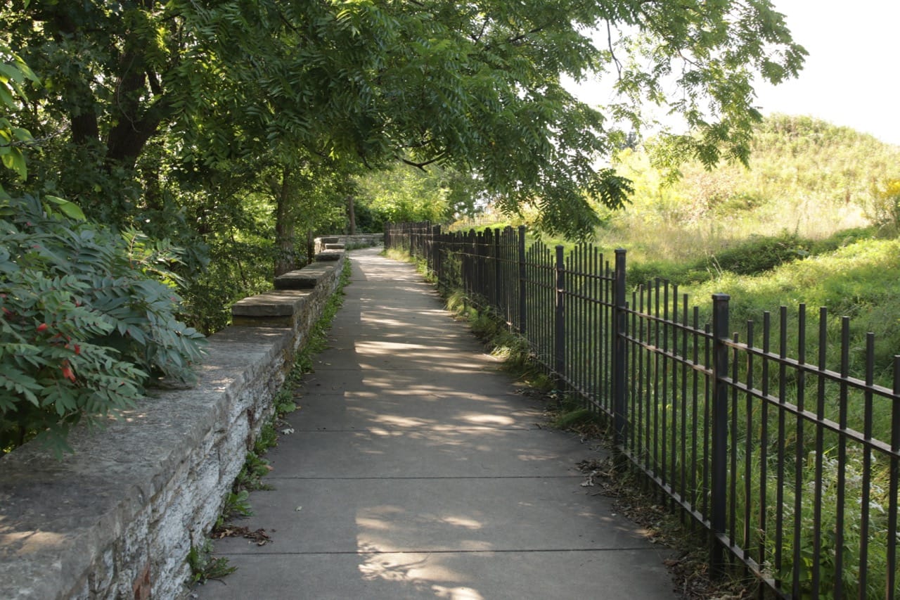 This sidewalk is a tight fit between the mounds and the bluff’s edge. Note the fence on the right, which was installed thanks to pressure from the Dayton’s Bluff Community Council. This trail is one that would be removed under the proposed trail realignment.