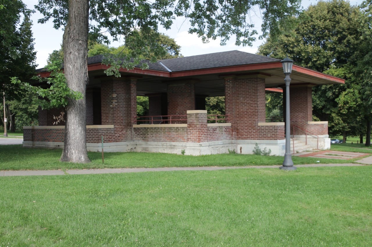 Architect Charles H. Hausler designed the prairie-style pavilion at Earl and Mounds Boulevard, which opened in 1916. Among Hausler's notable achievements were his appointment as Saint Paul's first city architect and his hiring of Clarence "Cap" Wigington as the City's senior draftsman. As such, Wigington became nation’s first African American municipal architect. 